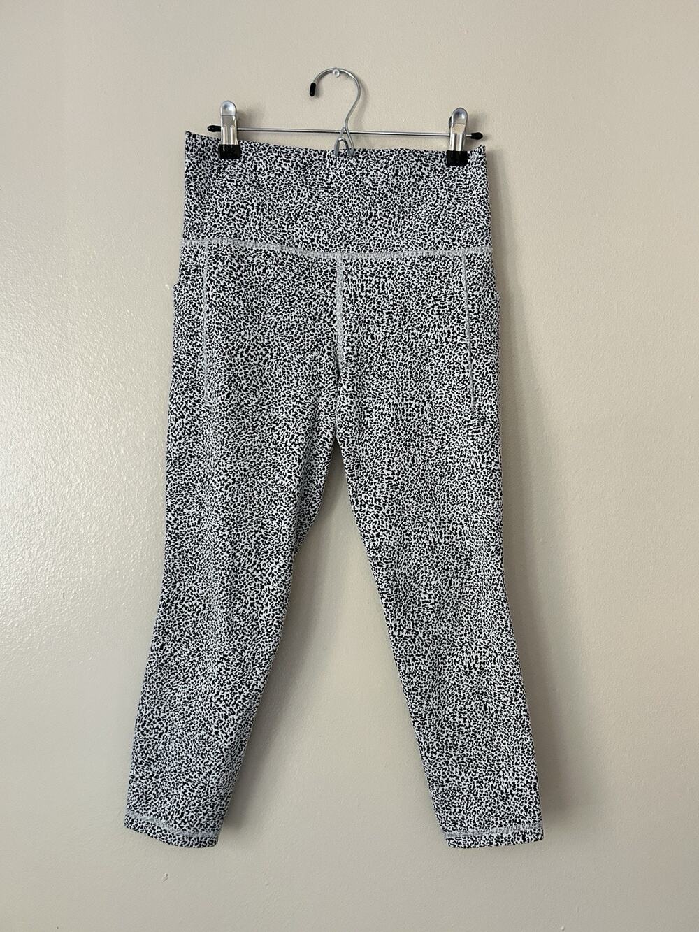 Athleta Salutation Stash II Textured Tight Leggings Black White Print SP